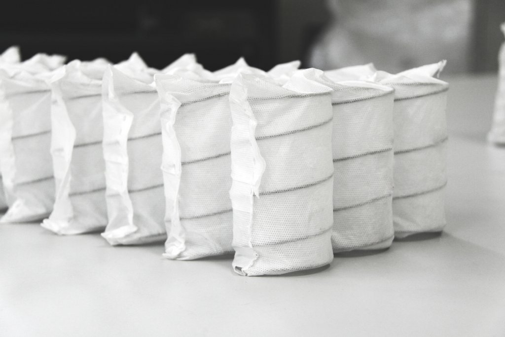 Какой матрас лучше: пружинный или беспружинный?